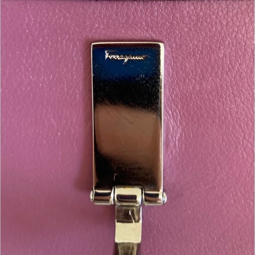 SALVATORE FERRAGAMO Vintage Gancini Compact Wallet Mauve with Chain